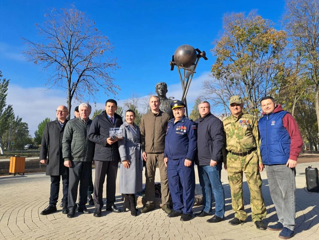Александр Шатов: В Шахтерске возложили цветы в память о космическом полете Георгия Берегового Александр Шатов: В Шахтерске возложили цветы в память о космическом полете Георгия Берегового