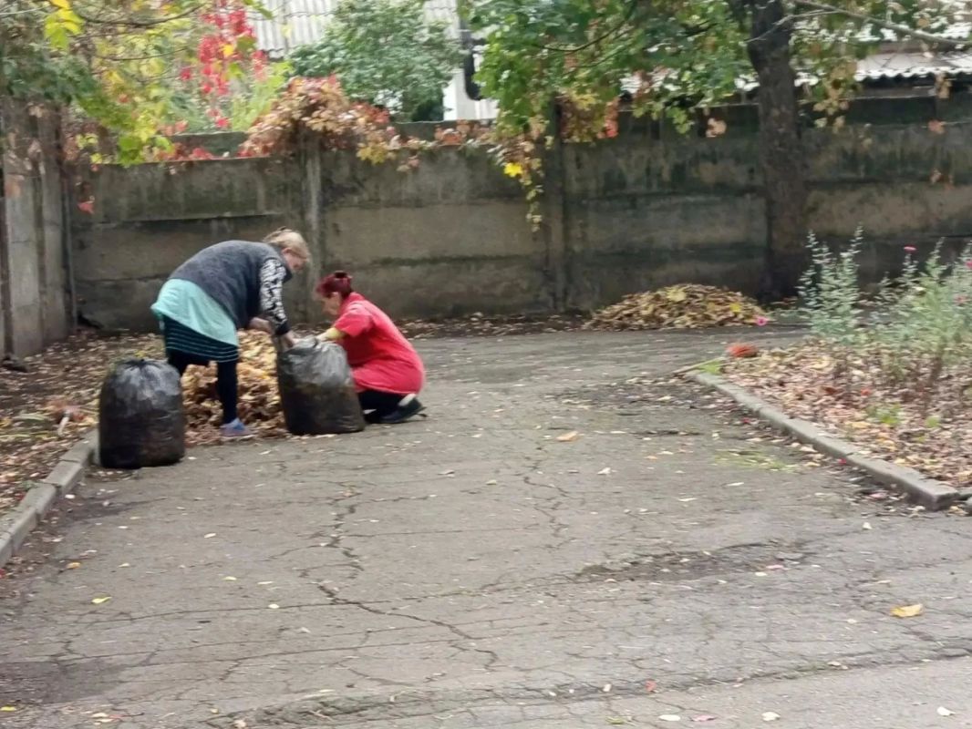 Сотрудники ГБУ ДНР «Городской противотуберкулёзный диспансер г. Макеевки» также навели порядок на своей территории Сотрудники ГБУ ДНР «Городской противотуберкулёзный диспансер г. Макеевки» также навели порядок на своей территории