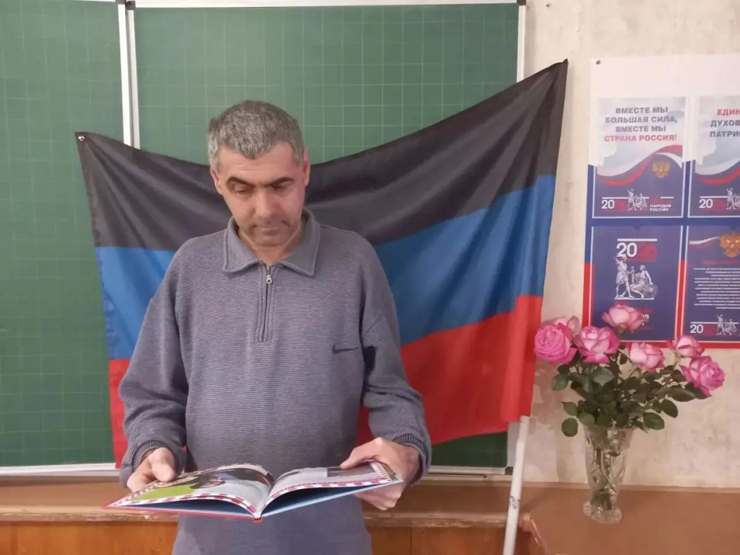 День флага Донецкой Народной Республики по праву считается праздником, который объединяет людей, напоминает о главных ценностях в нашей жизни - государственность и патриотизм День флага Донецкой Народной Республики по праву считается праздником, который объединяет людей, напоминает о главных ценностях в нашей жизни - государственность и патриотизм
