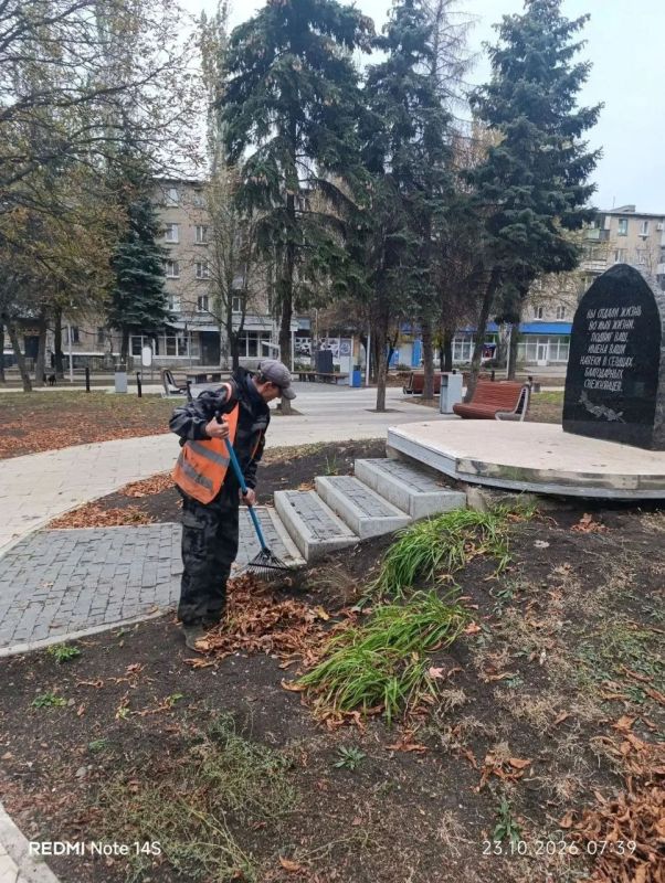 Коммунальщики Снежного продолжают благоустраивать территории общего пользования Коммунальщики Снежного продолжают благоустраивать территории общего пользования