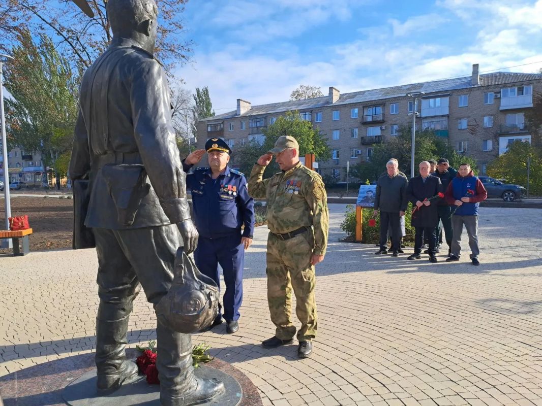 Александр Шатов: В Шахтерске возложили цветы в память о космическом полете Георгия Берегового Александр Шатов: В Шахтерске возложили цветы в память о космическом полете Георгия Берегового
