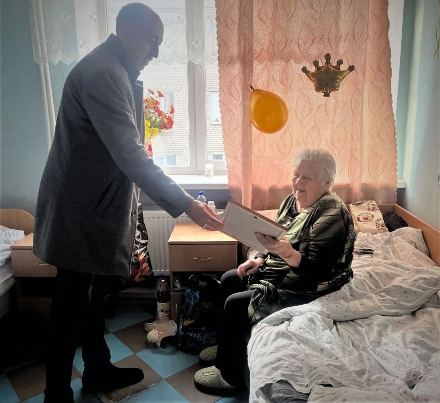 Долгожителя города Дебальцево поздравили с 90-летним юбилеем