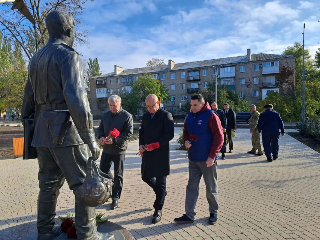 Александр Шатов: В Шахтерске возложили цветы в память о космическом полете Георгия Берегового Александр Шатов: В Шахтерске возложили цветы в память о космическом полете Георгия Берегового