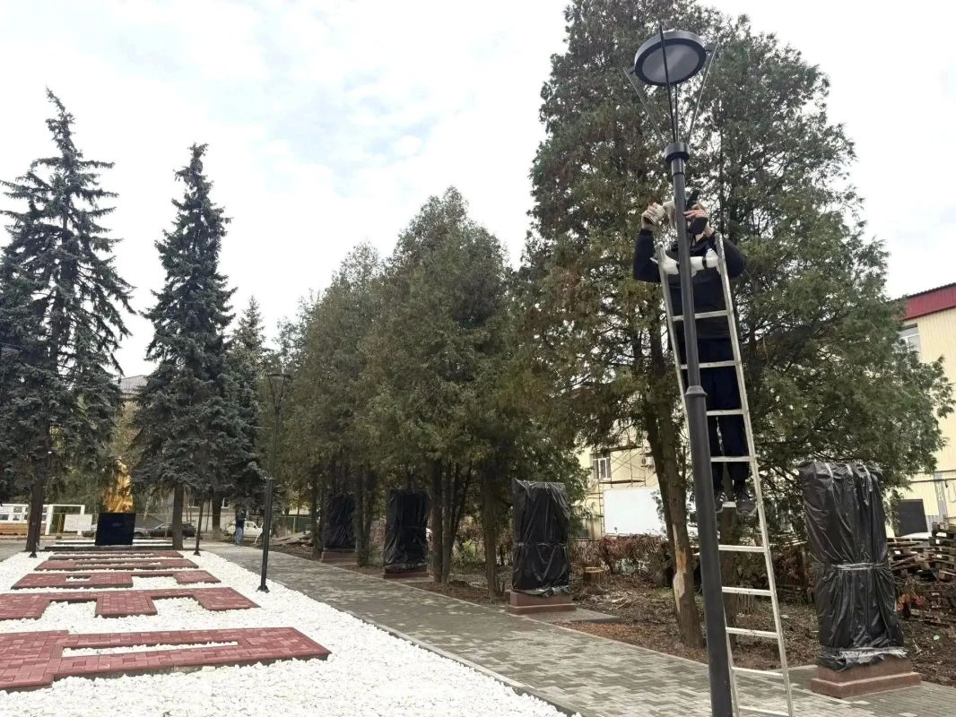 Аллея памяти героев в Ждановке: работы на финишной прямой Аллея памяти героев в Ждановке: работы на финишной прямой