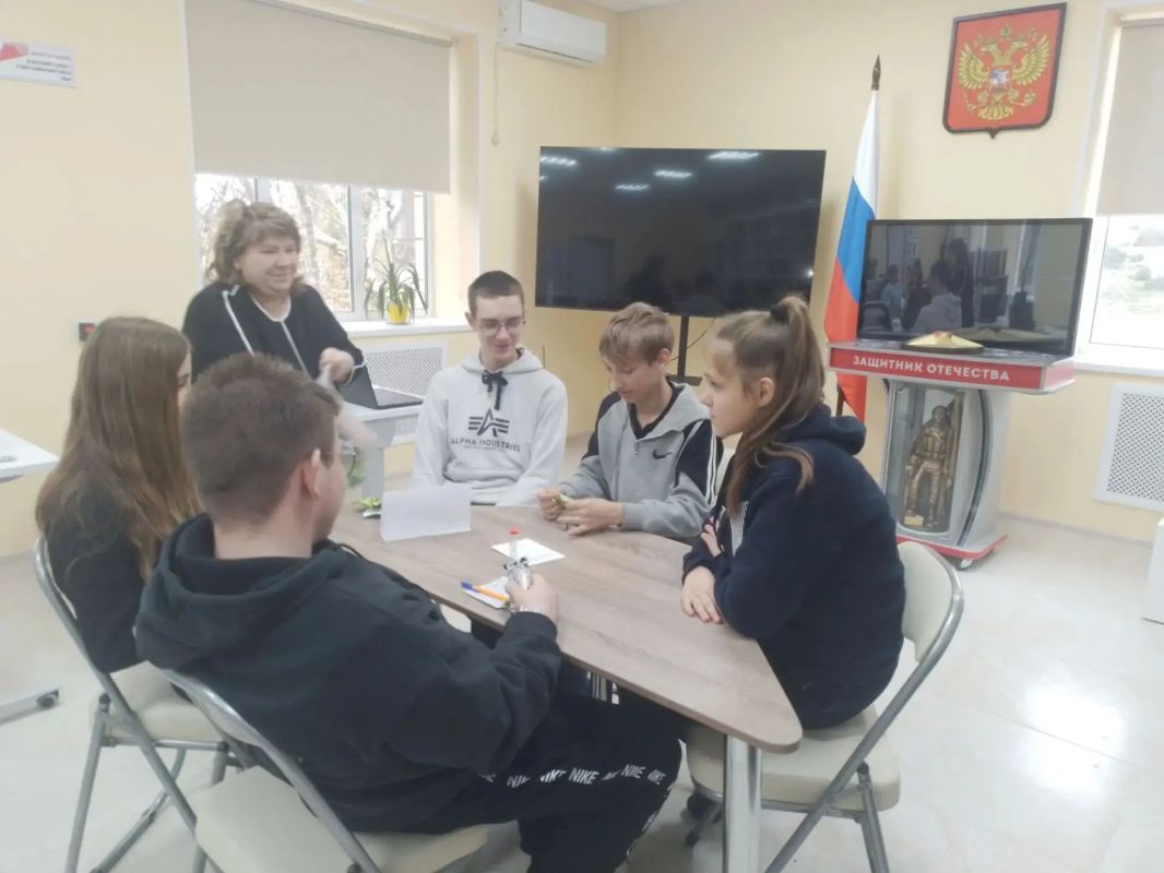23 октября в Боевской модельной библиотеке было шумно, весело и очень интеллектуально! Для учеников ГБОУ «Боевская школа» библиотекари провели интеллектуальную игру « Обо всём на свете» для самых любознательных, где... 23 октября в Боевской модельной библиотеке было шумно, весело и очень интеллектуально! Для учеников ГБОУ «Боевская школа» библиотекари провели интеллектуальную игру « Обо всём на свете» для самых любознательных, где...