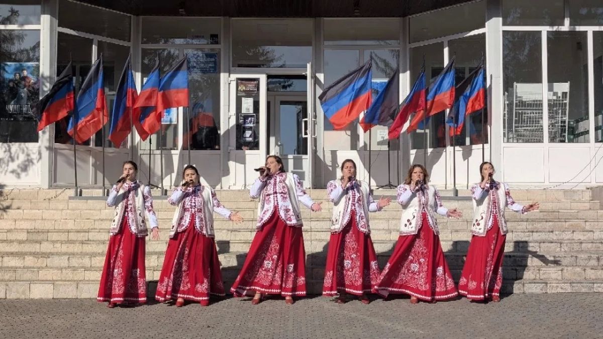 25 октября состоялось торжественное мероприятие, посвящённое Дню флага Донецкой Народной Республики 25 октября состоялось торжественное мероприятие, посвящённое Дню флага Донецкой Народной Республики