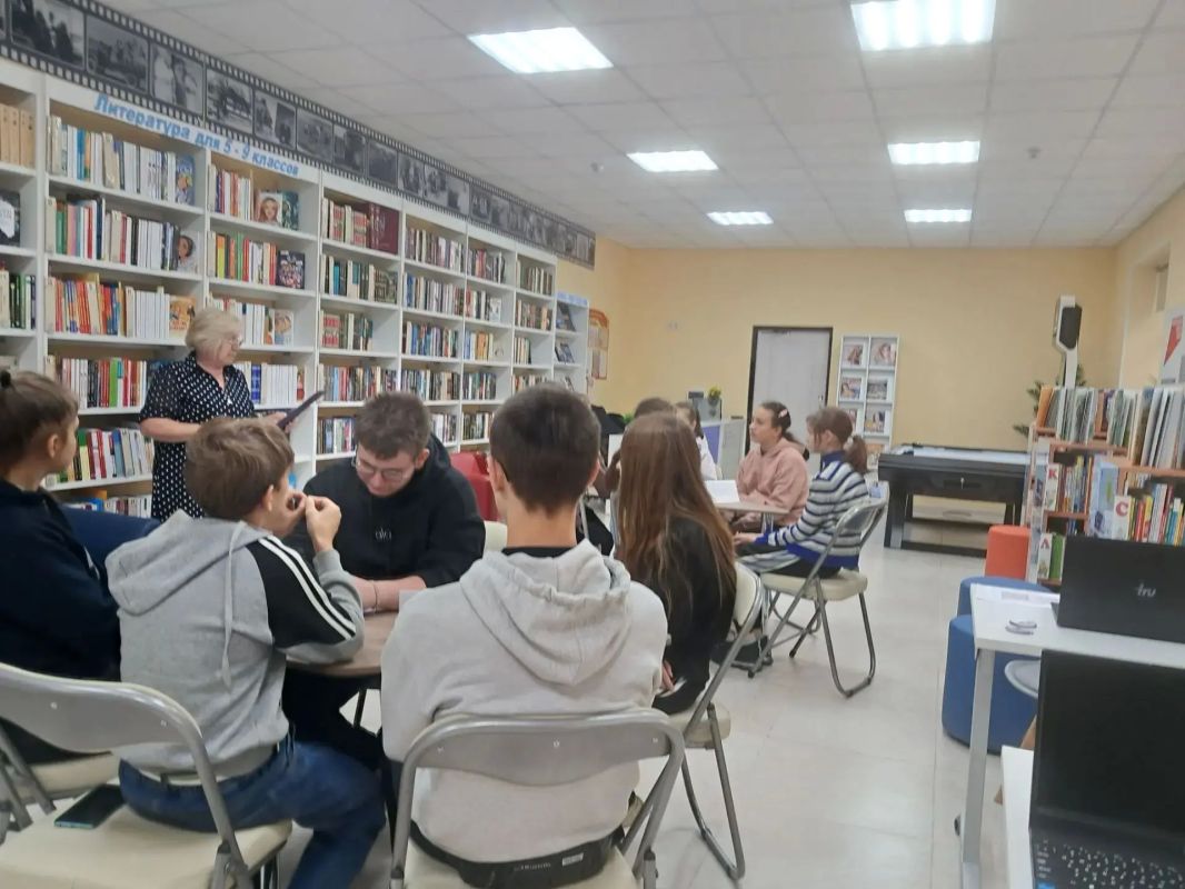 23 октября в Боевской модельной библиотеке было шумно, весело и очень интеллектуально! Для учеников ГБОУ «Боевская школа» библиотекари провели интеллектуальную игру « Обо всём на свете» для самых любознательных, где... 23 октября в Боевской модельной библиотеке было шумно, весело и очень интеллектуально! Для учеников ГБОУ «Боевская школа» библиотекари провели интеллектуальную игру « Обо всём на свете» для самых любознательных, где...