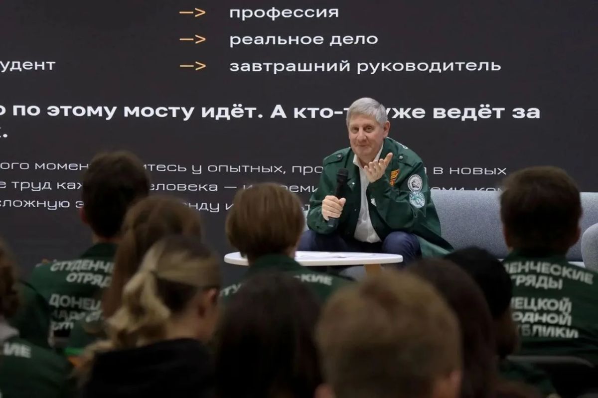 Председатель Правительства ДНР Андрей Чертков пообщался с бойцами студотрядов