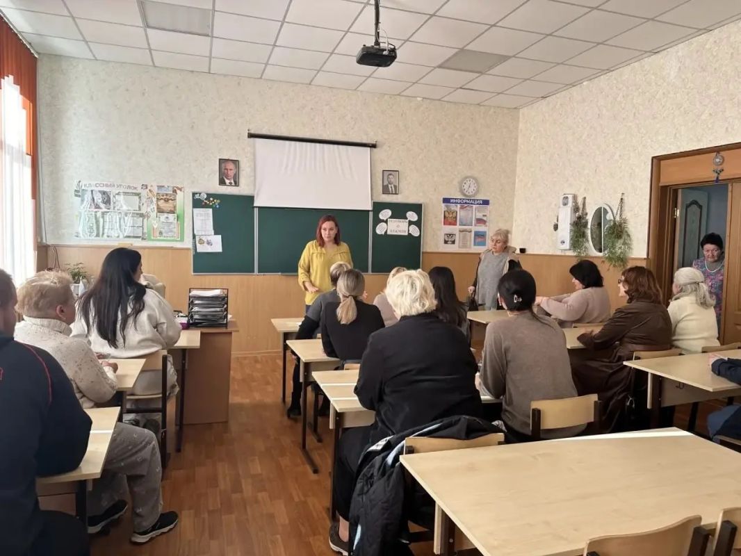 Сегодня, 26 октября 2026 года, в рамках проектов «Управдом» и "Школа ЖКХ", депутат Донецкого городского совета ДНР Елена Сорокина провела встречу с жителями Кировского района