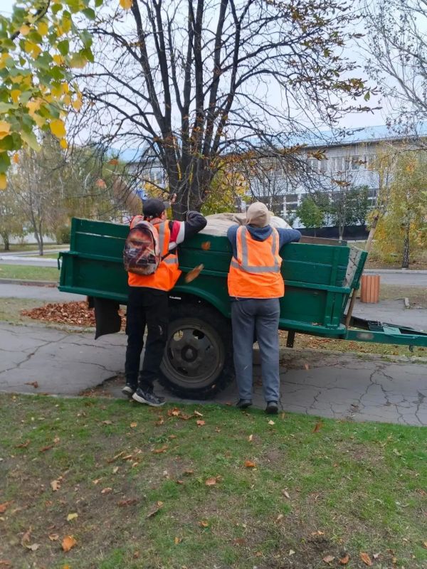 Коммунальщики Снежного продолжают благоустраивать территории общего пользования Коммунальщики Снежного продолжают благоустраивать территории общего пользования