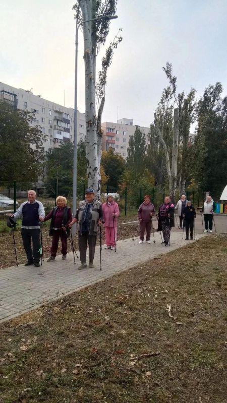 Активное долголетие: скандинавская ходьба в Мариуполе