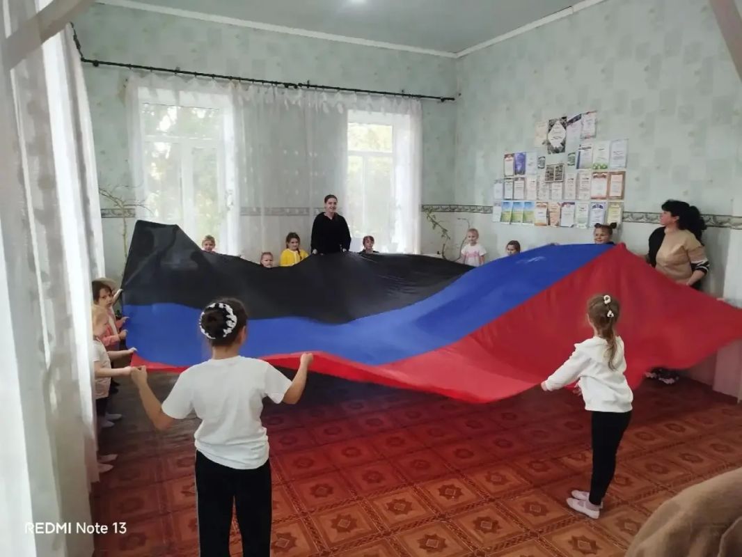 25 октября отмечается День Флага Донецкой Народной Республики 25 октября отмечается День Флага Донецкой Народной Республики