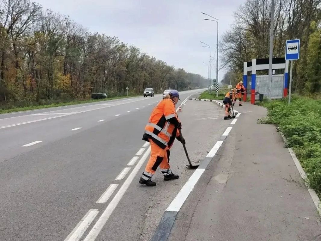 В рамках осеннего содержания автомобильных дорог общего пользования за минувшую неделю выполнили ряд мероприятий по обеспечению безопасности и порядка на дорогах