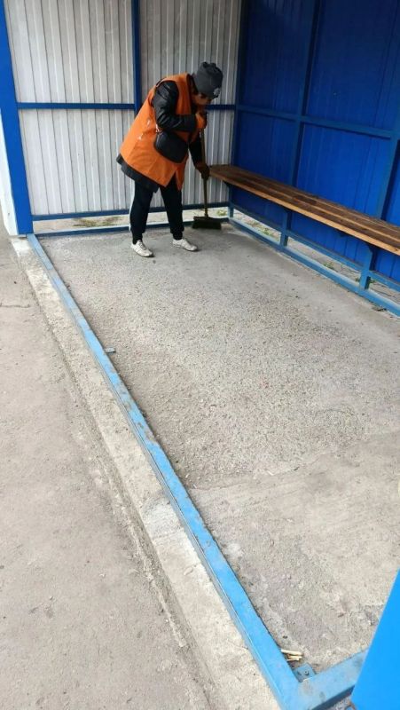 Коммунальщики Снежного продолжают благоустраивать территории общего пользования Коммунальщики Снежного продолжают благоустраивать территории общего пользования