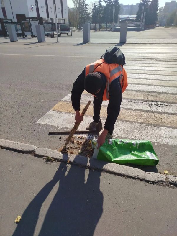 Коммунальщики Снежного продолжают благоустраивать территории общего пользования Коммунальщики Снежного продолжают благоустраивать территории общего пользования