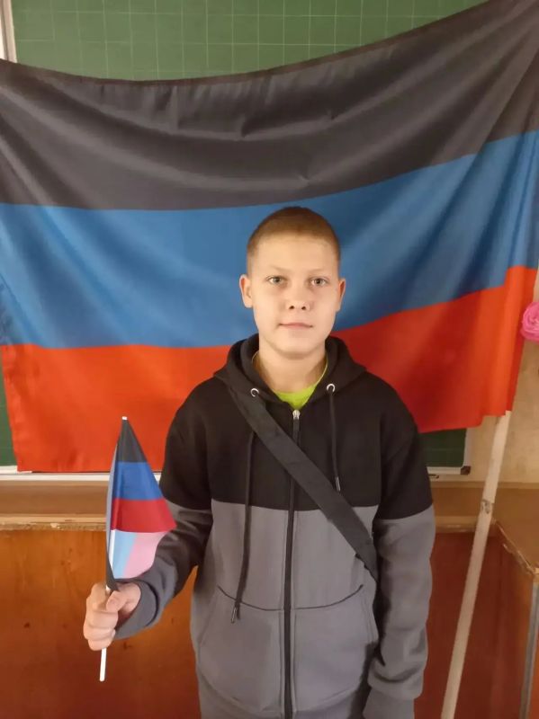 День флага Донецкой Народной Республики по праву считается праздником, который объединяет людей, напоминает о главных ценностях в нашей жизни - государственность и патриотизм День флага Донецкой Народной Республики по праву считается праздником, который объединяет людей, напоминает о главных ценностях в нашей жизни - государственность и патриотизм