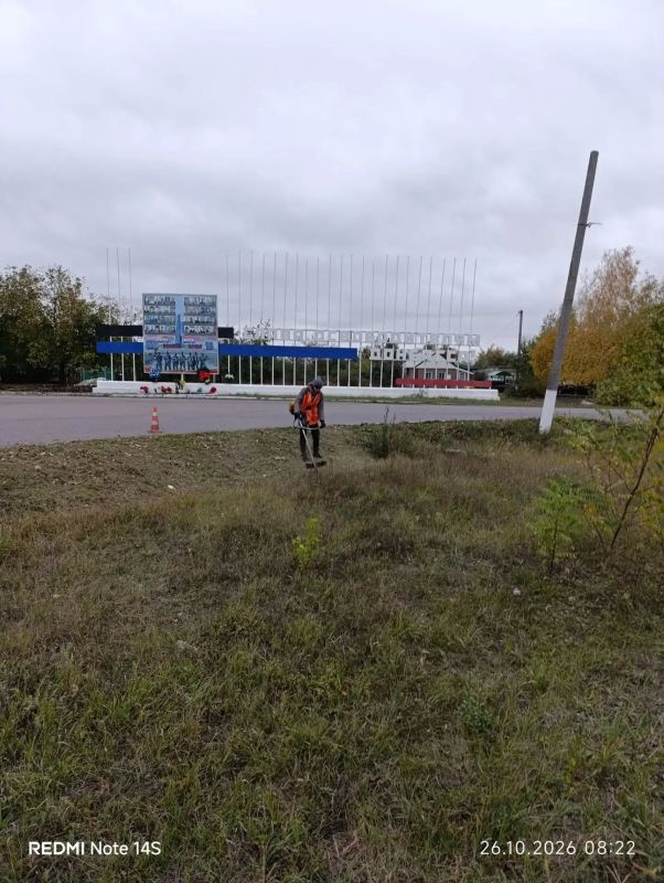 Коммунальщики Снежного продолжают благоустраивать территории общего пользования Коммунальщики Снежного продолжают благоустраивать территории общего пользования