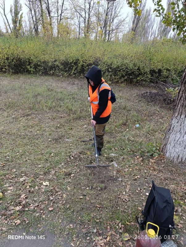 Коммунальщики Снежного продолжают благоустраивать территории общего пользования Коммунальщики Снежного продолжают благоустраивать территории общего пользования