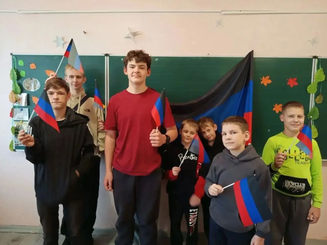 День флага Донецкой Народной Республики по праву считается праздником, который объединяет людей, напоминает о главных ценностях в нашей жизни - государственность и патриотизм