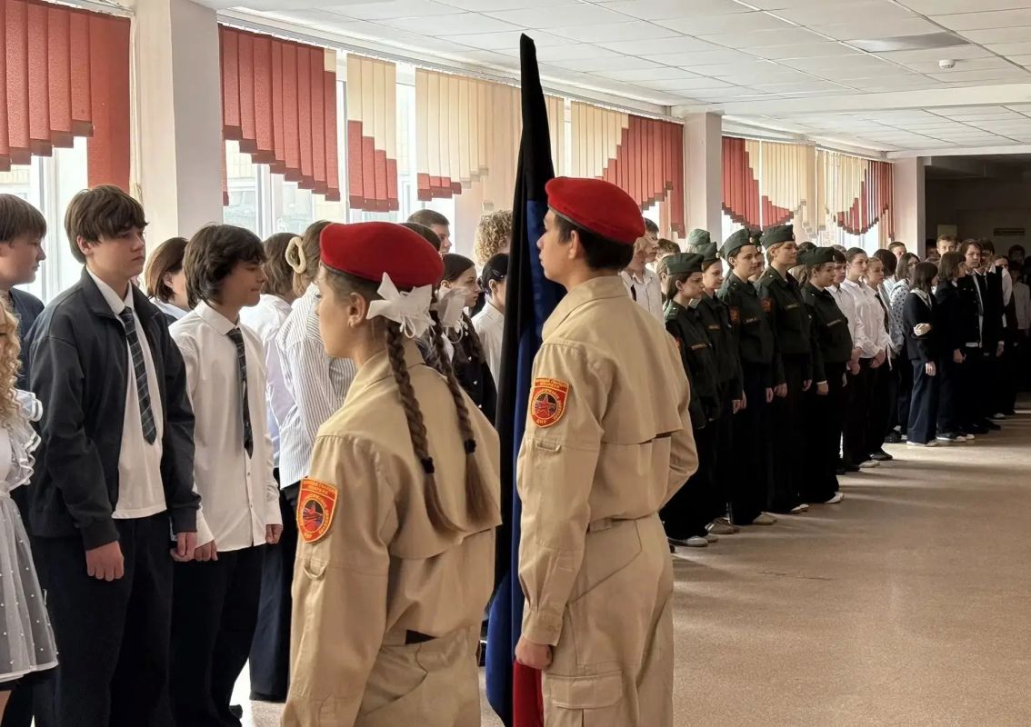 Юнармейцы ВПК «Барсы» приняли участие в торжественной линейке ко Дню флага Донецкой Народной Республики Юнармейцы ВПК «Барсы» приняли участие в торжественной линейке ко Дню флага Донецкой Народной Республики