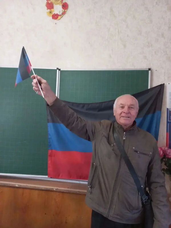 День флага Донецкой Народной Республики по праву считается праздником, который объединяет людей, напоминает о главных ценностях в нашей жизни - государственность и патриотизм День флага Донецкой Народной Республики по праву считается праздником, который объединяет людей, напоминает о главных ценностях в нашей жизни - государственность и патриотизм