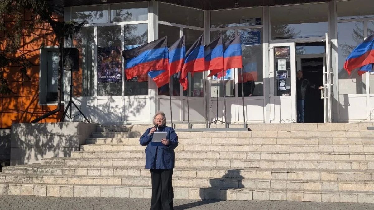 25 октября состоялось торжественное мероприятие, посвящённое Дню флага Донецкой Народной Республики 25 октября состоялось торжественное мероприятие, посвящённое Дню флага Донецкой Народной Республики