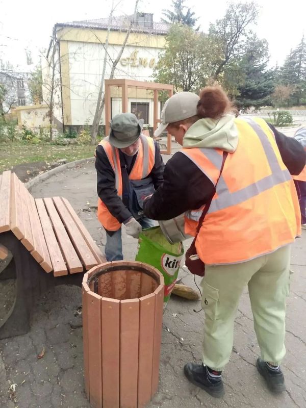 Коммунальщики Снежного продолжают благоустраивать территории общего пользования Коммунальщики Снежного продолжают благоустраивать территории общего пользования