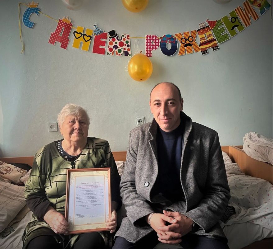 Долгожителя города Дебальцево поздравили с 90-летним юбилеем Долгожителя города Дебальцево поздравили с 90-летним юбилеем