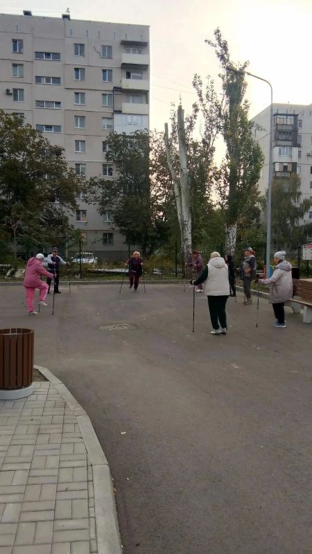 Активное долголетие: скандинавская ходьба в Мариуполе Активное долголетие: скандинавская ходьба в Мариуполе