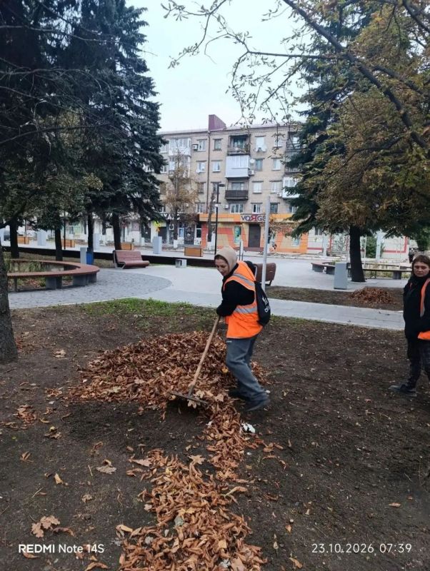 Коммунальщики Снежного продолжают благоустраивать территории общего пользования Коммунальщики Снежного продолжают благоустраивать территории общего пользования