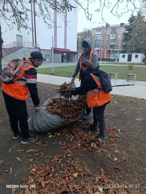 Коммунальщики Снежного продолжают благоустраивать территории общего пользования Коммунальщики Снежного продолжают благоустраивать территории общего пользования