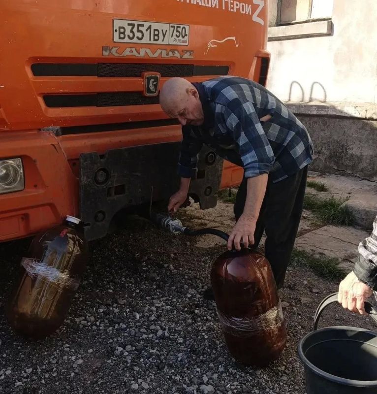 Сегодня, 26 октября, в Кировском внутригородском районе при поддержке региона-шефа Московская область произведен подвоз воды в жилом массиве «Путь Ильича» для жителей улиц Кальмана, Тихая, Алексеева, Матросова Сегодня, 26 октября, в Кировском внутригородском районе при поддержке региона-шефа Московская область произведен подвоз воды в жилом массиве «Путь Ильича» для жителей улиц Кальмана, Тихая, Алексеева, Матросова