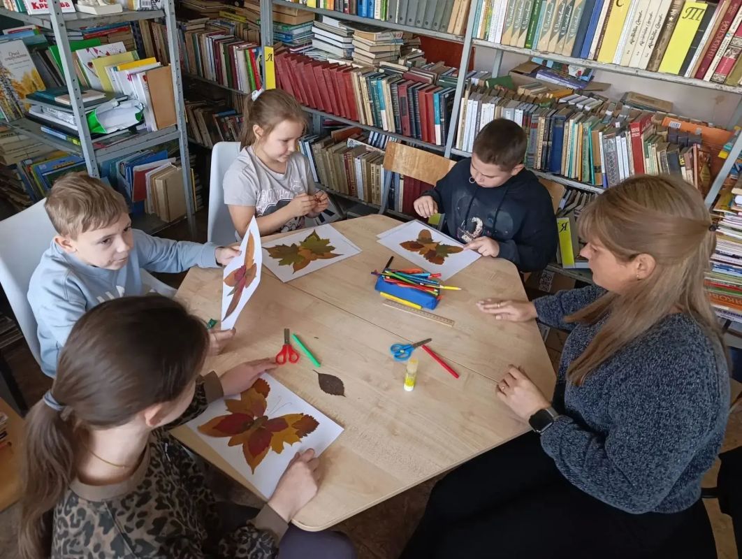 В библиотеке Ждановки прошло творческое занятие «Аппликация из осенних листьев» В библиотеке Ждановки прошло творческое занятие «Аппликация из осенних листьев»