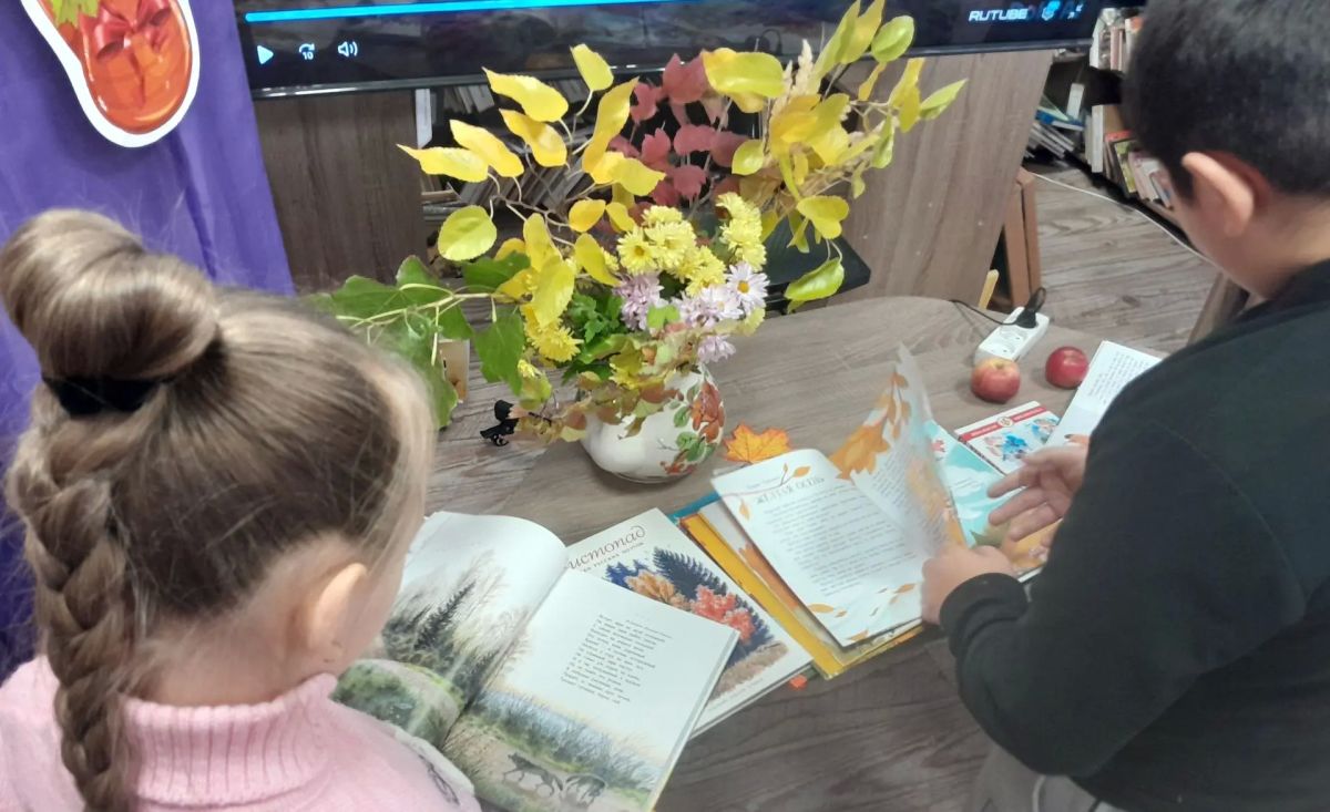 Закружилась в книгах осень Закружилась в книгах осень