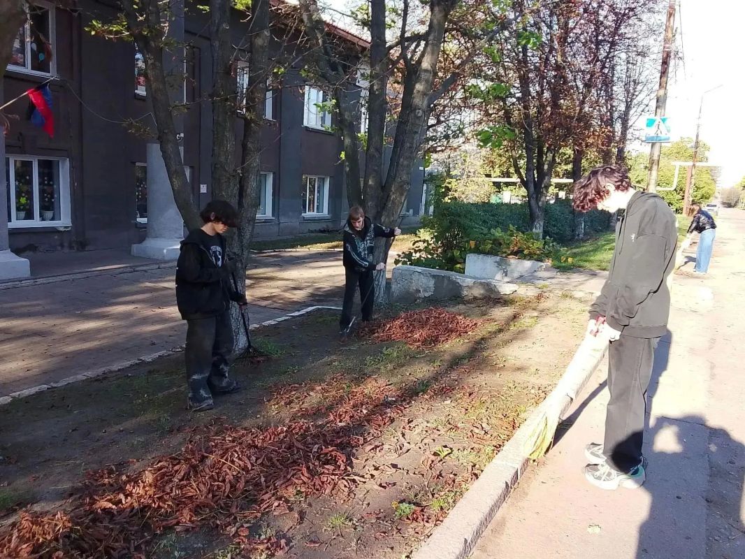Предприятия, организации и учреждения, расположенные на территории Кировского внутригородского района города Макеевки, продолжаются поддерживать санитарный порядок на закрепленных и прилегающих территориях Предприятия, организации и учреждения, расположенные на территории Кировского внутригородского района города Макеевки, продолжаются поддерживать санитарный порядок на закрепленных и прилегающих территориях