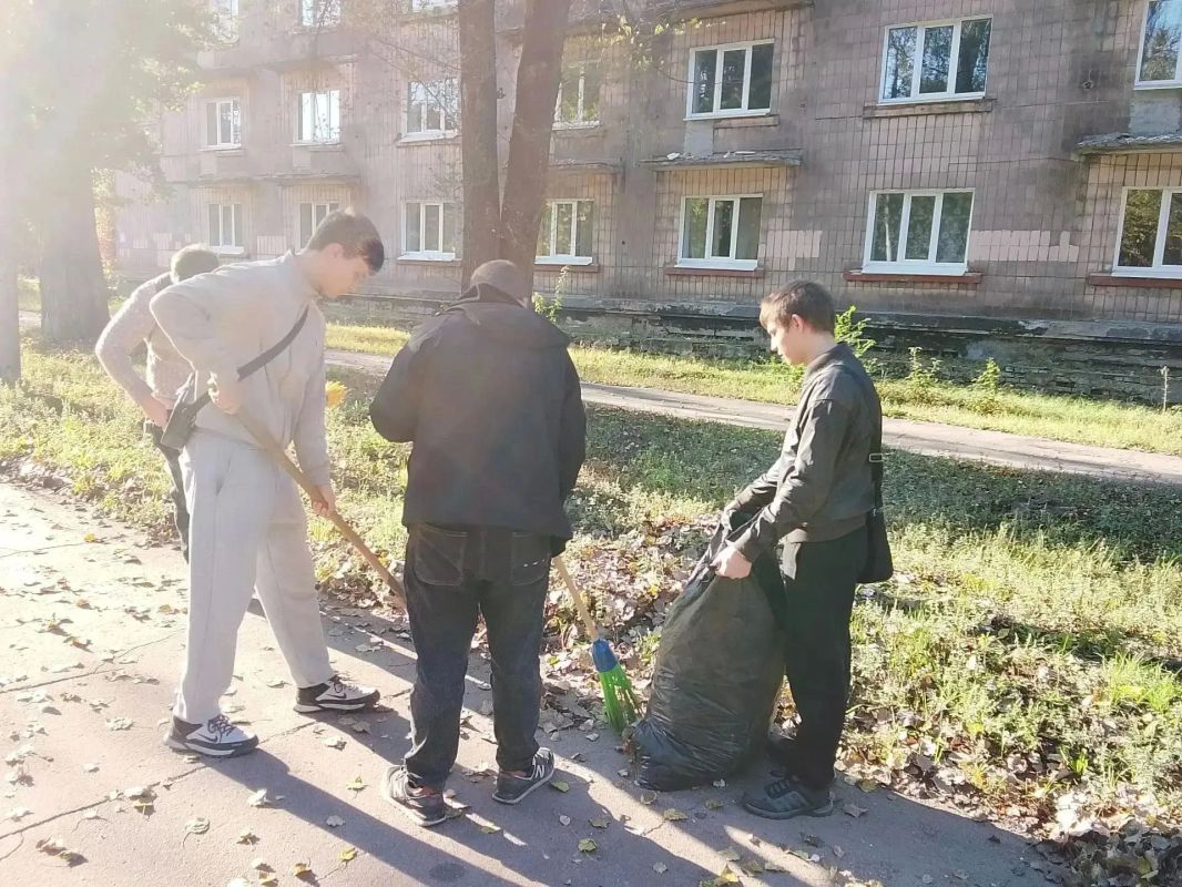 Предприятия, организации и учреждения, расположенные на территории Кировского внутригородского района города Макеевки, продолжаются поддерживать санитарный порядок на закрепленных и прилегающих территориях Предприятия, организации и учреждения, расположенные на территории Кировского внутригородского района города Макеевки, продолжаются поддерживать санитарный порядок на закрепленных и прилегающих территориях