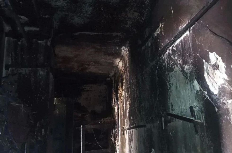 Пожилая женщина споткнулась со свечкой и спалила квартиру в Мариуполе