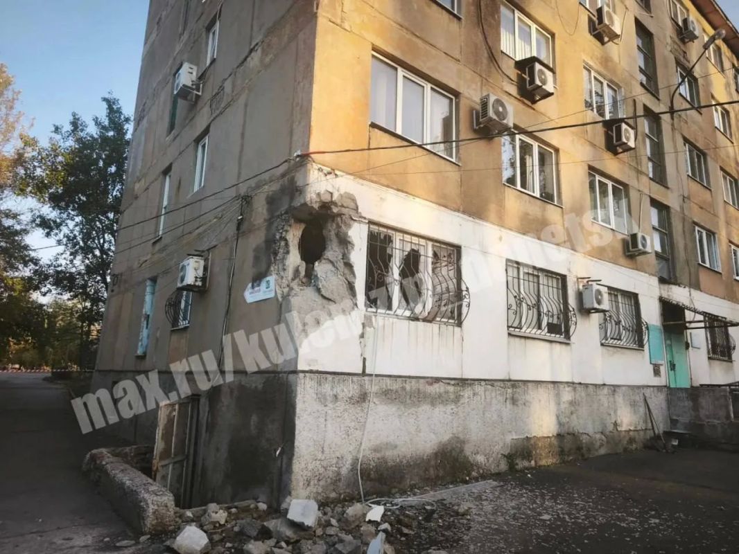 По уточнённым данным, в результате ночной атаки БПЛА на больницу в Куйбышевском районе Донецка повреждены угол здания, остекление оконного блока, медицинское оборудование, труба центрального отопления, а также обшивка стен и...