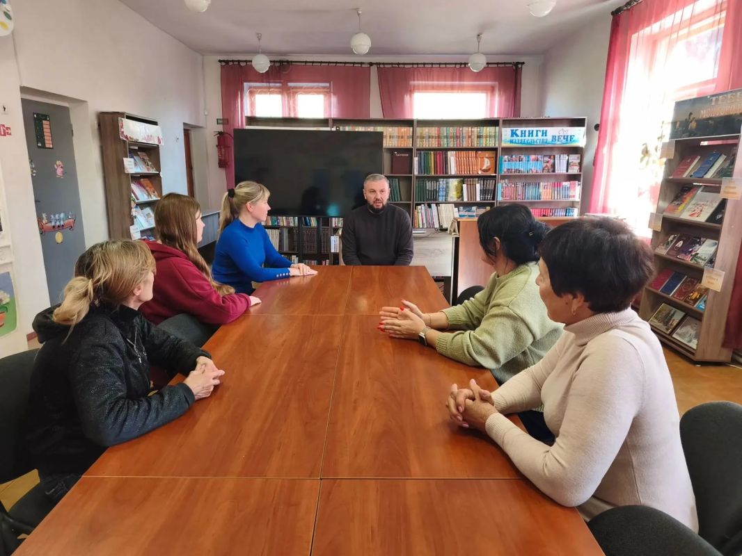 С целью выявления проблемных вопросов, по поручению Главы Республики Дениса Пушилина, 27 октября, спикер-активист Алексей Боршош провел встречу с трудовым коллективом Муниципального бюджетного учреждения «Централизованная... С целью выявления проблемных вопросов, по поручению Главы Республики Дениса Пушилина, 27 октября, спикер-активист Алексей Боршош провел встречу с трудовым коллективом Муниципального бюджетного учреждения «Централизованная...