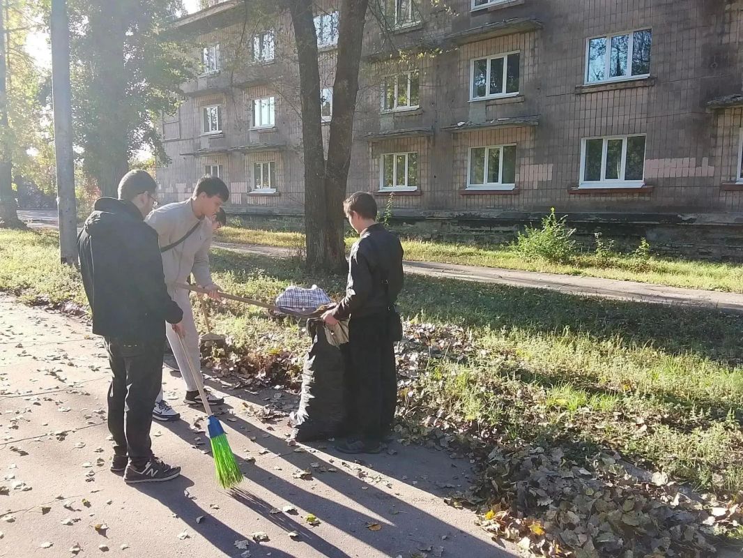 Предприятия, организации и учреждения, расположенные на территории Кировского внутригородского района города Макеевки, продолжаются поддерживать санитарный порядок на закрепленных и прилегающих территориях Предприятия, организации и учреждения, расположенные на территории Кировского внутригородского района города Макеевки, продолжаются поддерживать санитарный порядок на закрепленных и прилегающих территориях