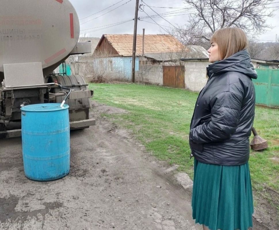 Инна Александровна Соловьева, депутат Снежнянского городского совета фракции Всероссийской политической партии «Единая Россия», с целью контроля соблюдения графика подвоза воды сделала выезд на улицу Шуберта