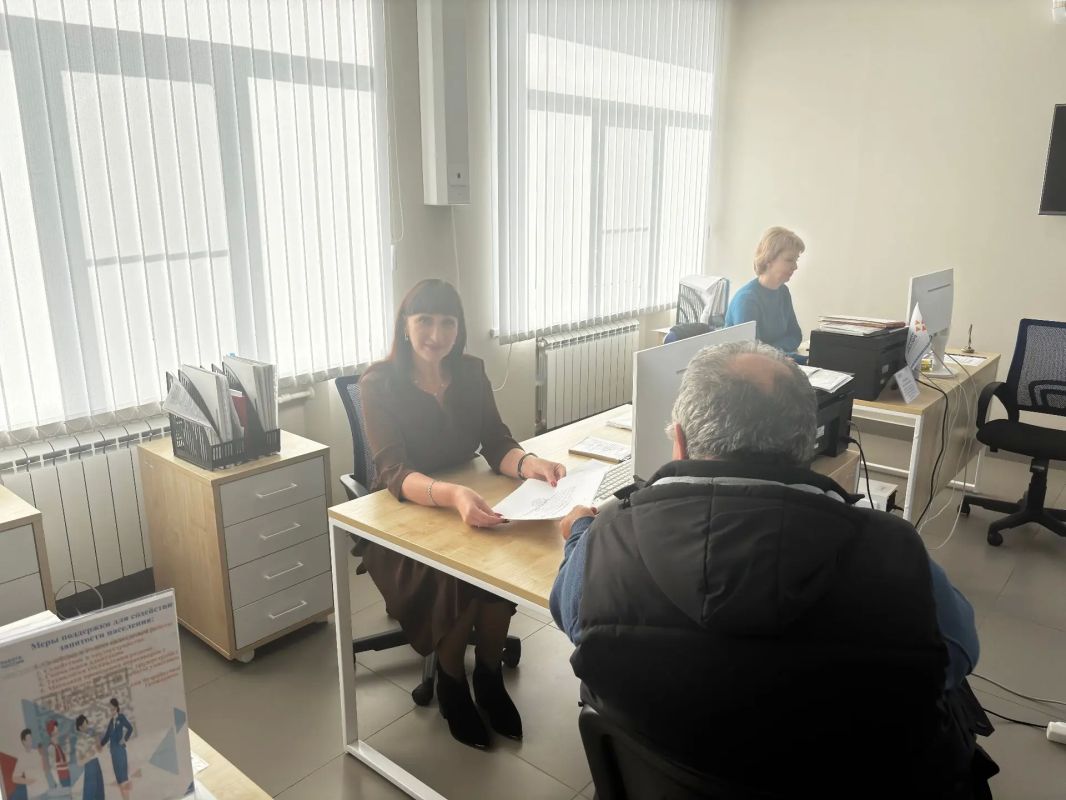 #прием_населения. . 21 октября 2026 года директор Кадрового центра в Волновахском м.о. Татьяна Ченгарь сменила строгий кабинет на кабинет первичного приема граждан