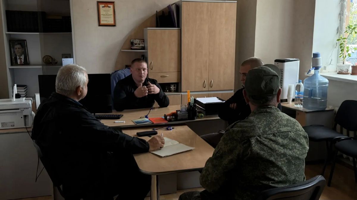 Начальник Новосветского территориального отдела Дмитрий Александрович провел встречу с руководителями МБУ "Уютный округ" для решения вопросов благоустройства поселка Новый Свет