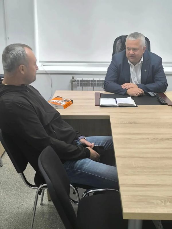 Личный приём граждан. Фомин Александр Николаевич, депутат Снежнянского городского совета ДНР первого созыва от политической партии ЛДПР, провёл личный приём граждан