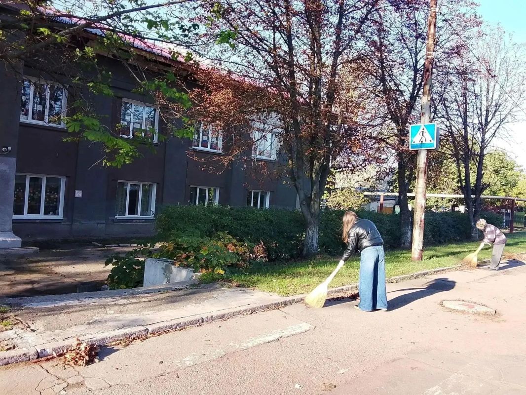 Предприятия, организации и учреждения, расположенные на территории Кировского внутригородского района города Макеевки, продолжаются поддерживать санитарный порядок на закрепленных и прилегающих территориях Предприятия, организации и учреждения, расположенные на территории Кировского внутригородского района города Макеевки, продолжаются поддерживать санитарный порядок на закрепленных и прилегающих территориях