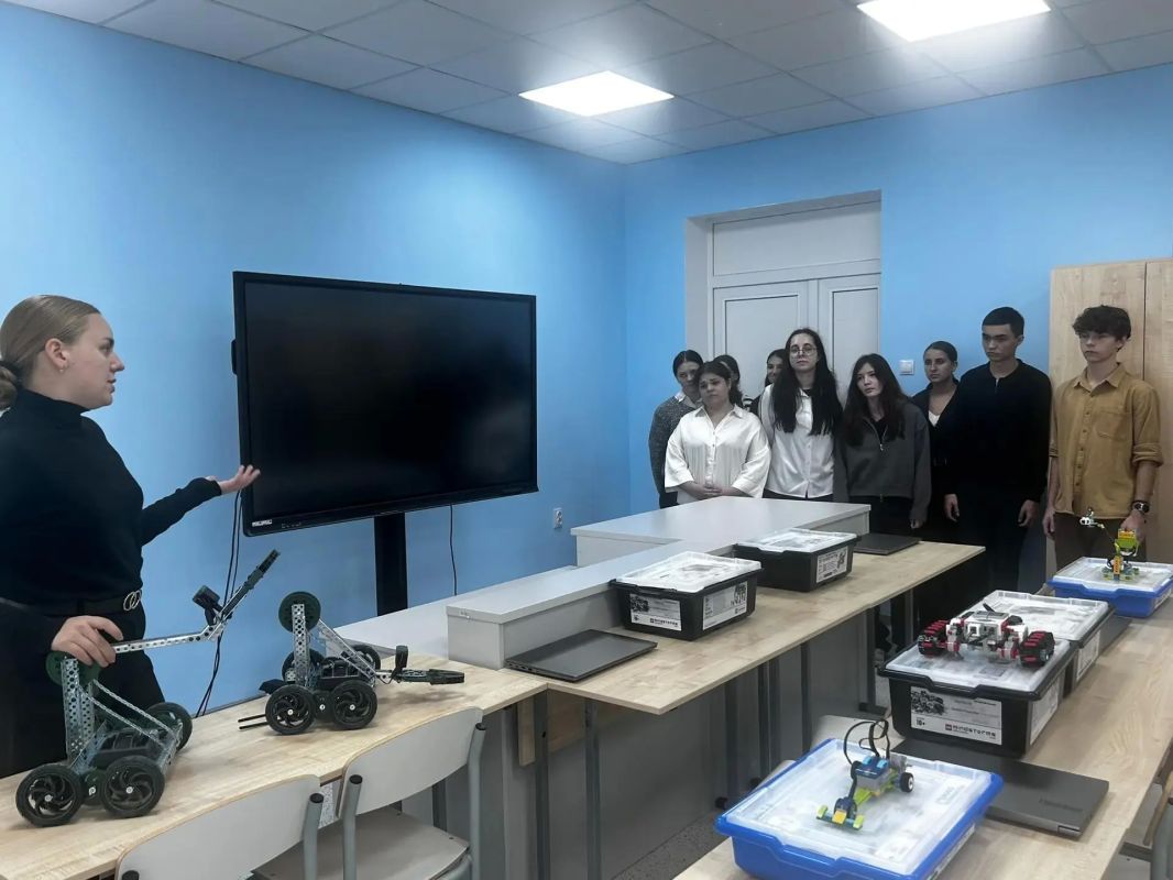 «Один день в колледже»: школьники Шахтёрского округа знакомятся с профессией педагога