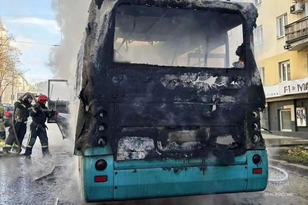 В центре Донецка загорелся пассажирский автобус
