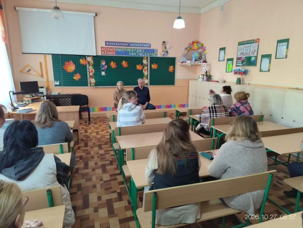 Иван Адамец: Первый заместитель руководителя Управы Куйбышевского района Алина Волкова вместе с депутатом городского совета Валерием Солодовниковым встретилась с трудовым коллективом школы №72