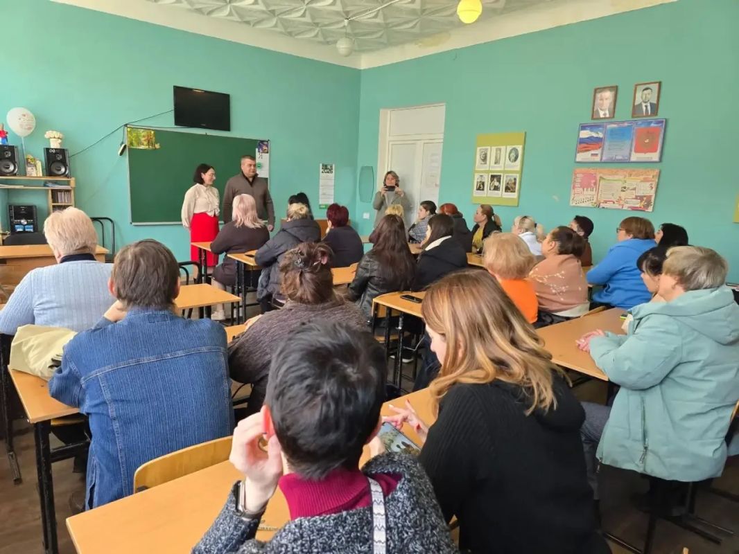 Сегодня, 27 октября, руководитель Управы Ленинского внутригородского района Администрации городского округа Донецк Татьяна Темникова, заместитель главы администрации - директор Департамента финансов Дмитрий Даньшин... Сегодня, 27 октября, руководитель Управы Ленинского внутригородского района Администрации городского округа Донецк Татьяна Темникова, заместитель главы администрации - директор Департамента финансов Дмитрий Даньшин...