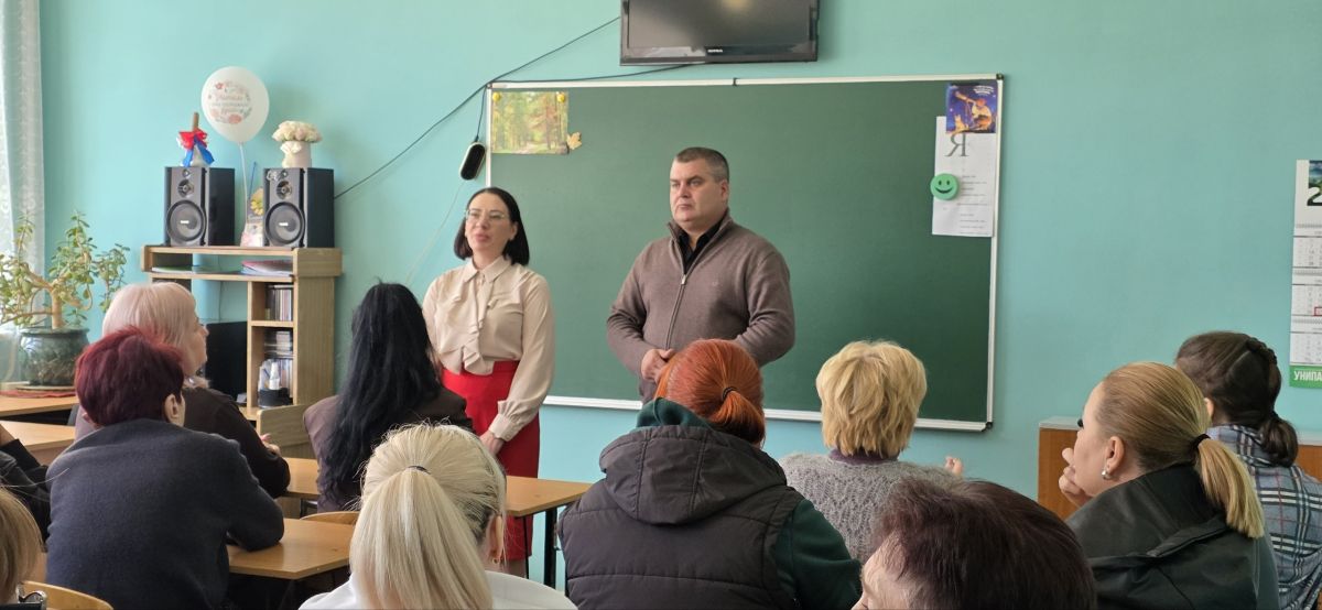 Юрий Атаманов: С руководителем Управы Ленинского внутригородского района администрации г.о. Донецк Татьяной Темниковой встретились с трудовым коллективом ГБОУ «Школа № 26 г.о.Донецк»